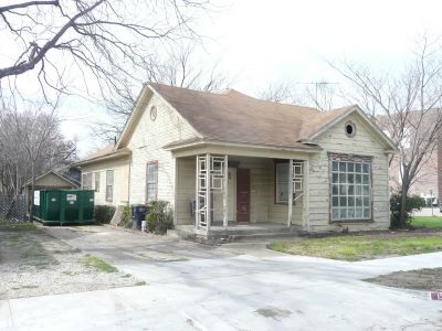 1320 Henderson 2010 February
Originally a bunglow with side gables
and 2 front dormers, was "modernized"
in the 1930's to look like this
