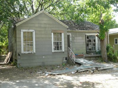 1716 Washington 2011
Abandoned and vandalized
