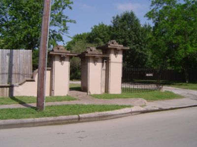 Chase Court gate West 2005
