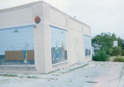 2260 College 1993
Abandoned and a graffiti magnet,
murals were painted on the building
